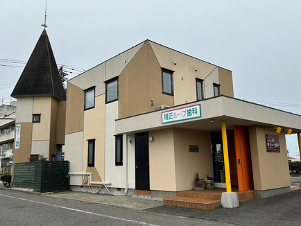 舌側矯正装置がみえないので、学校や仕事場でも気にする心配はありません。