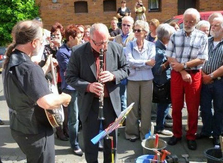 ein kleines Konzert bei der Verlegung in Harleshausen