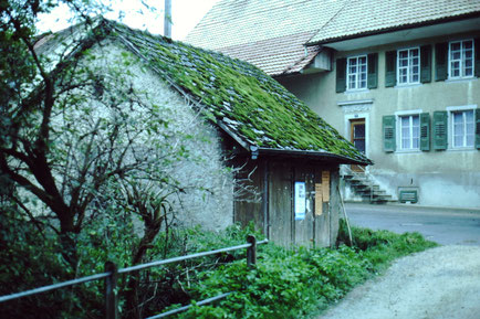 Auch kleine Gebäude prägen das Ortsbild: Das Waschhaus, welches im Zuge der Hauptstrassen-Sanierung abgebrochen wurde. (Foto: chb, ca. 1982)
