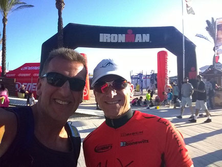 Ralf und Carsten zuversichtlich am Tag vor dem Rennen… Die Atmosphäre am Strand, das Wetter in Port d‘Alcudia – perfekt!