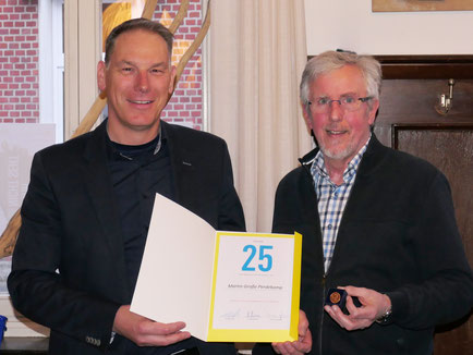 Martin Große Perdekamp (links) feiert sein 25-jähriges Jubiläum bei der FDP. Der Vorsitzende Josef Lammerding (rechts) überreicht Große Perdekamp aus diesem Grund eine Urkunde und eine Medaille 