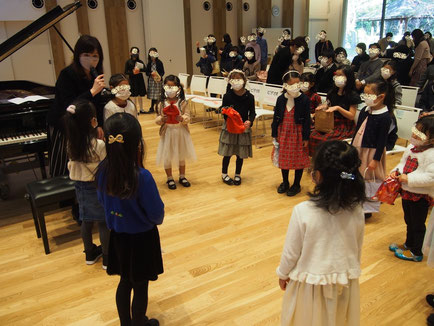 2021クリスマス会演奏後のプレゼント交換（女の子グループ）｜大田区東雪谷羽金ピアノ教室