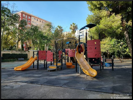 Parque infantil en el Jardín de Ayora en Valencia