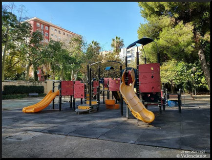 Bonito jardín con una gran variedad de árboles y un parque infantil, muy apreciado por los niños de barrio de Ayora
