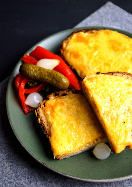 Käsetoast at its finest: Welsh Rarebit auf schwäbischem Holzofenbrot