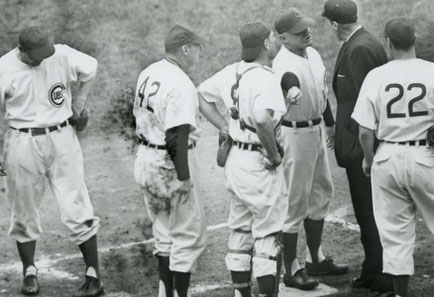 Frank Francis Frisch discute con l'Umpire (1951)