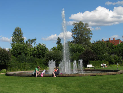 Wasserspiel mit großer Fontäne.