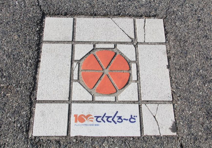  道路に埋め込まれたナゾの印