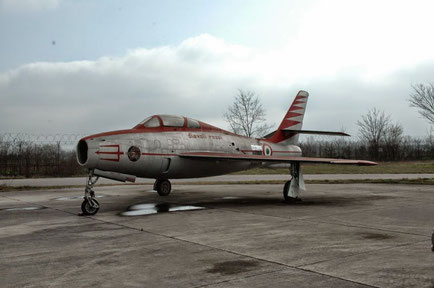 Un F-84F dei Diavoli Rossi, oggi in mostra statica presso la sede delleFrecce Tricolori all'aeroporto di Rivolto (UD).