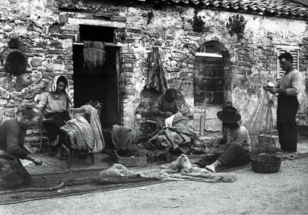 Via Laberinto, cuore della cultura marinara locale. Realizzazione e riparazione di reti e vele.