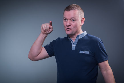 Gunnar Brehme - sympathischer Jugendcoach, Autor, Podcaster, Motivator, Visionär und Speaker - führt nicht nur junge Menschen zum Lebenserfolg.
