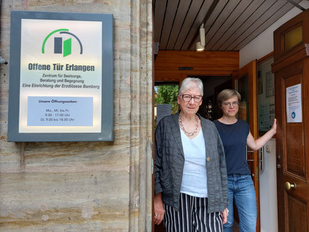 Eva Bulitter (links) und Christina Lehrieder laden ein: Die „Offene Tür“ in Erlangen bietet Gesprächsmöglichkeiten für Menschen, die etwas auf dem Herzen haben oder einfach reden wollen.   Foto: Bernd Buchner