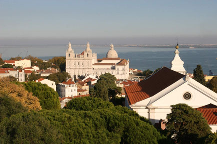 Kloster Sao Vicente de Fora in Lissabon, im Hinterrund das Meer ©My own Travel