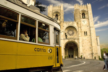 Kathedrale Santa Major in Lissabon mit gelber Straßenbahn davor ©My own Travel