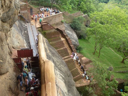Bild: Die vielen Treppen rauf auf den Fels von Sigiriya