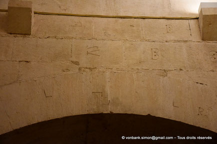 13 - Montmajour - Abbaye Saint-Pierre - Crypte : Marques de tâcherons
