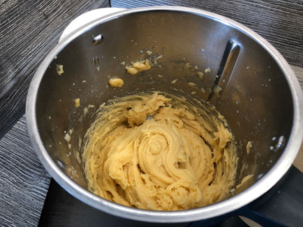 Edelstahltopf vom Thermomix mit Teig im innern