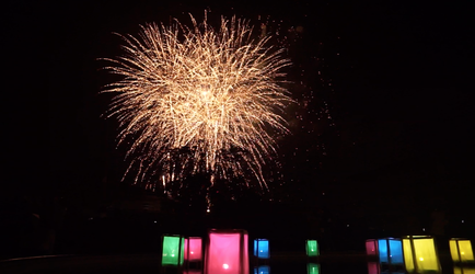 BKCの夜空を彩る「ミュージック花火」