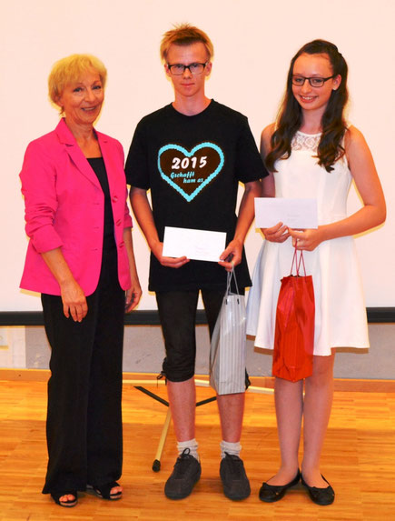 Die Schulbesten Franz Kiefinger und Elisabeth Sippl mit Rektorin Irmhild Philipp (ram)