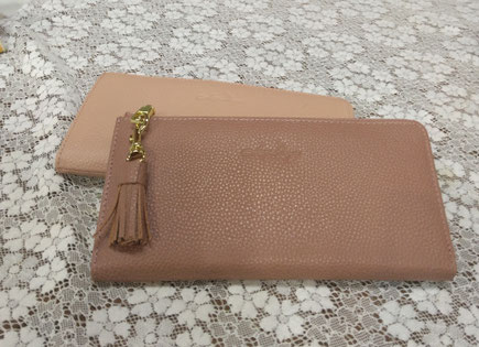 本革。軽くて小さい長財布。