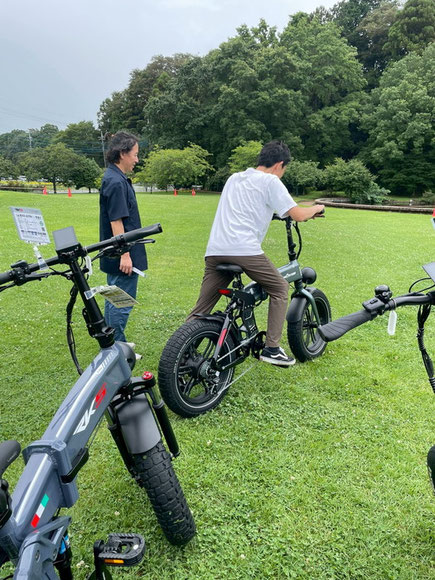 起伏のある芝生でファットタイヤ電動アシスト自転車を試乗する様子