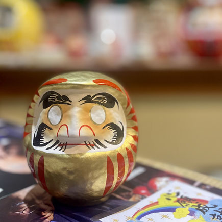 筆者作。下書きなしの一発勝負！「眉毛とヒゲ」を、筆で描きました。立体に筆を入れるのは思った以上に難しかったですが、心を込めました！（大きさはリンゴほど）