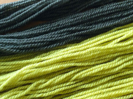 ヨモギで染めた毛糸。焙煎の種類で色が変わります。「2018さとやま草木譜」