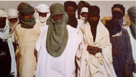 ..............groupe de forgerons à Abalak en 1991.               Au centre, le chef de groupement ..........Hamadou Moussa Amadou........