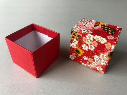 千代紙と色鳥の子紙で作製した貼箱の小箱