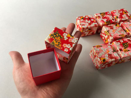 千代紙を使用した貼箱の小箱は手のひらに乗る小さめのサイズ