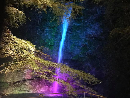 滝をカラフルに染めるライトアップ照明