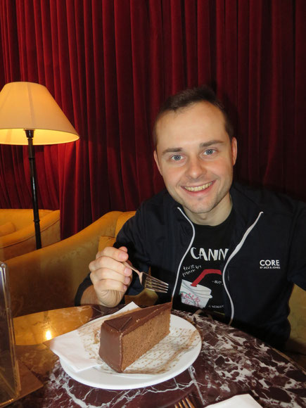 Markus genießt seine erste Sachertorte, natürlich in einem Wienerkaffeehaus am Flughafen. ;-)