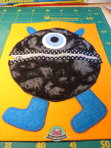 Quiet book Monsterbuch Spielbuch Stoffbuch Activity Buch Softbook Reisespielzeug Nähanleitung Schablonen kostenlos ein Spielbuch nähen Feinmotorik Kleinkind Fingerfertigkeit Verschlüsse lernen