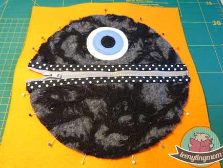 Quiet book Monsterbuch Spielbuch Stoffbuch Activity Buch Softbook Reisespielzeug Nähanleitung Schablonen kostenlos ein Spielbuch nähen Feinmotorik Kleinkind Fingerfertigkeit Verschlüsse lernen