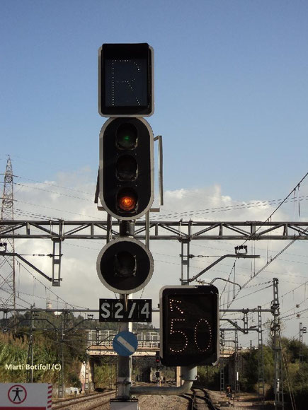 La pantalla de la parte inferior izquierda nos indica que el siguiente cambio está dispuesto para vía desviada y podemos pasarlo a 50km/h como máximo.