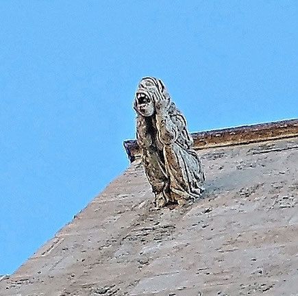 Figura de una Gárgola en las Torres de Serranos de Valencia    que sobresale de la parte superior y que a pesar de su aspecto monstruos,  no es más que  un caño destinado a evacuar el agua de la lluvia. 