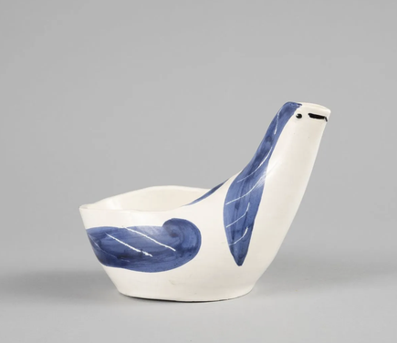 Pablo Picasso, céramique , la poule,  La poule, 1954, épreuve en terre de faïence , décor à l'oxyde bleu et noir sur émail blanc, cachet Madoura, plein feu, edition Picasso , tirage 150 exemplaires ( Ramié p133 N.251, expose galerie agnes thiebault Paris 