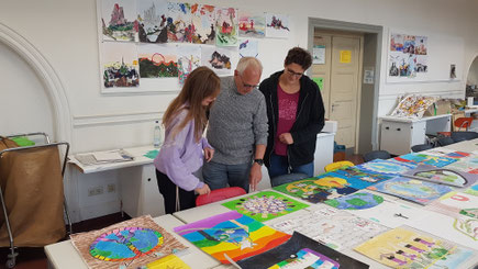 Für die Jury keine leichte Entscheidung - wer gewinnt beim diesjährigen Wettbewerb der Friedensplakate am Parler.