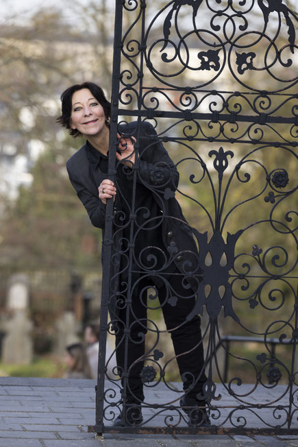 Einladung: durch ein geöffnetes Tor zu gehen