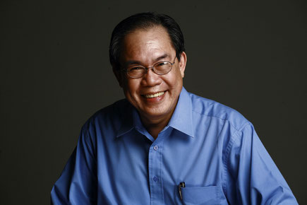 Das Bild zeigt den Autor Jose Dalisay mit blauem Hemd und Brille.