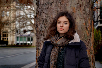 Das Bild zeigt ﻿Selene Mariani vor einem Baum.