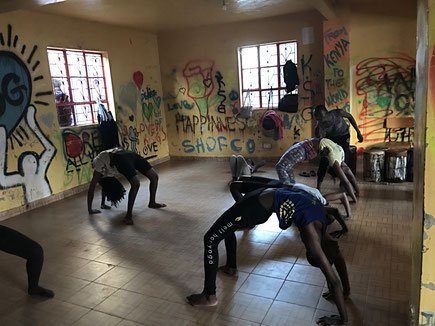 Yogaunterricht in Kibera mit Dickens / Outreach Class with Dickens in Kibera