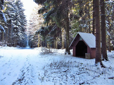 Wegkreuzung mit Schutzhütte