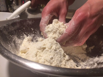 C'est une photo de la fabrication d'un crumble maison. 