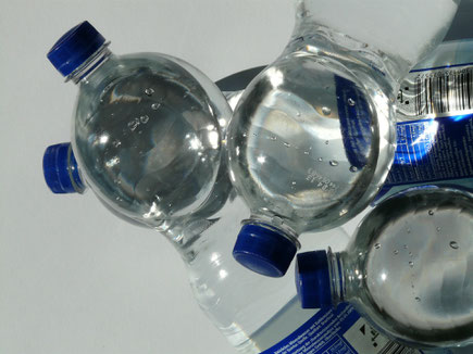 Wasser aus Plastikflaschen enthält PET-Partikel.