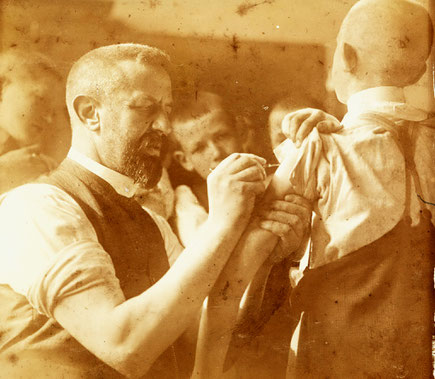 Dr. Heinrich Bunsmann bei der Impfung um 1910