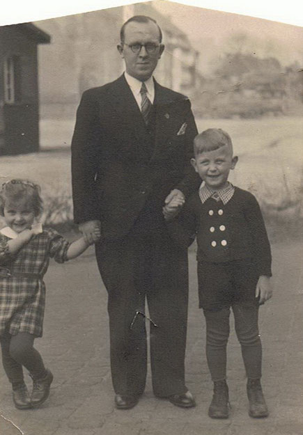 Papa Bernhard mit Schwester Gerda und Hannes (auf dem damaligen Hindenburgplatz)