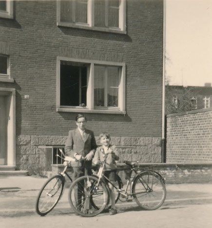 Meine Brüder, dahinter das geöffnete Fenster von Herrn Brinkaus