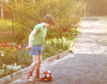 Ein kleiner Junge spielt Fußball