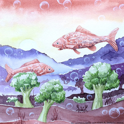 Aquarellbild "In fremden Gewässern": Berglandschaft hinter Hügeln, auf denen Brokkolibäume wachsen. Darüber schwimmen Goldfische und Wasserblasen steigen auf. Im Hintergrund geht die Sonne auf